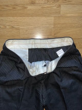 Traje de rayas negro y gris