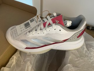 Zapatillas de pádel negras y blancas