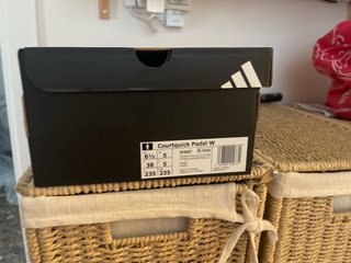 Zapatillas de pádel negras y blancas