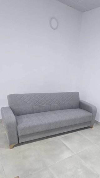 Sofá Cama Gris con Detalles Dorados