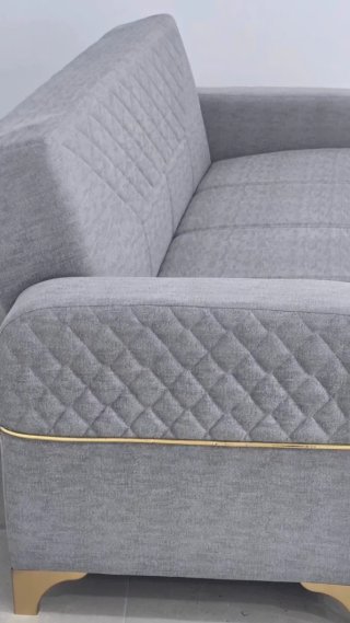 Sofá Cama Gris con Detalles Dorados