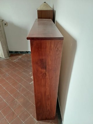 Estantería de madera marrón