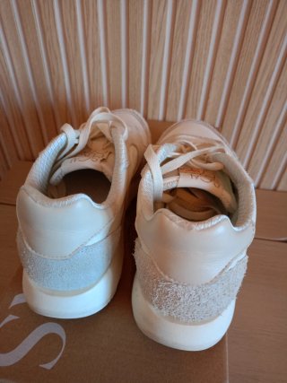 Zapatillas Scalpers Beige y Blancas