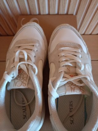Zapatillas Scalpers Beige y Blancas