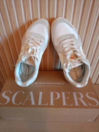 Zapatillas Scalpers Beige y Blancas