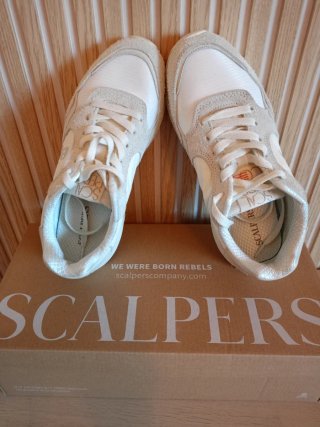 Zapatillas Scalpers Beige y Blancas
