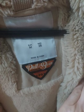 Abrigo de mujer talla M de Pull and Bear.