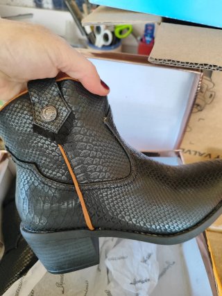 Botas de piel negras y plateadas