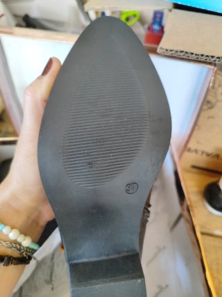 Botas de piel negras y plateadas