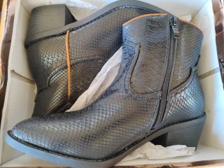 Botas de piel negras y plateadas