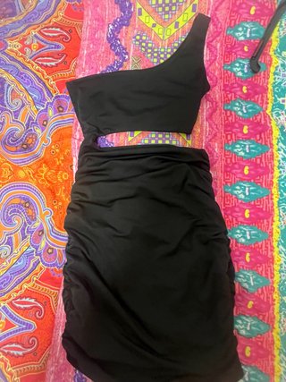 Vestido negro asimétrico con cut-out