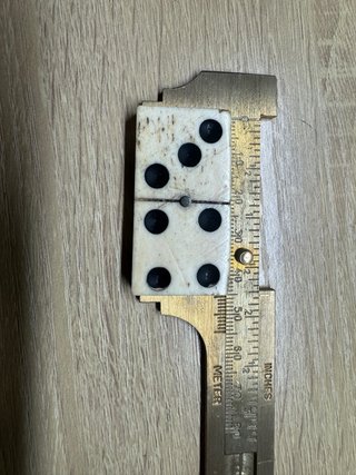 Dominó antiguo de hueso con caja