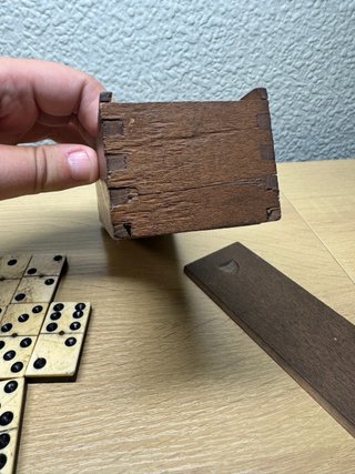 Dominó antiguo de hueso con caja