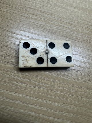 Dominó antiguo de hueso con caja