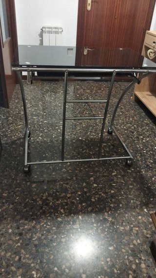 Mesa diseño cristal oscuro y metal