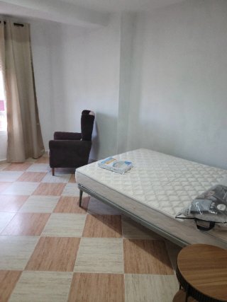 Se alquila amplia habitación con cama de matrimono