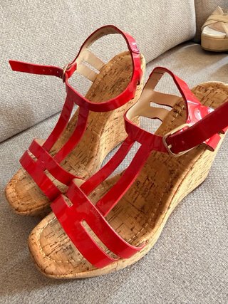 Sandalias de cuña doradas y rojas
