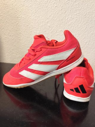 Zapatilla deportiva Adidas roja y blanca