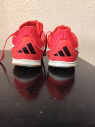 Zapatilla deportiva Adidas roja y blanca