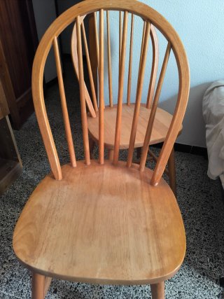 Dos sillas de madera respaldo de barrotes en arco
