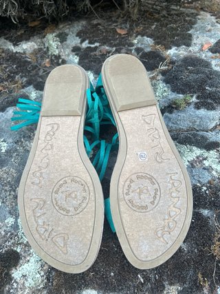 Sandalias con flecos y pedrería