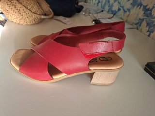 Sandalias Hee Piel Rojas Talla 40. Sin estrenar