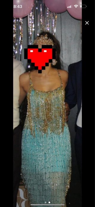 Vestido de fiesta con flecos dorados y pedrería