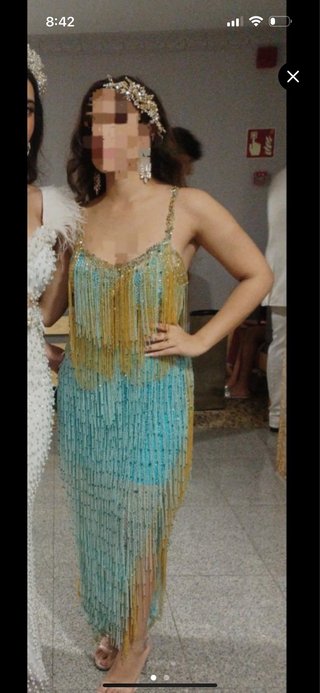 Vestido de fiesta con flecos dorados y pedrería