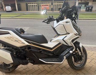 Moto Zontes 368 G Adventure Blanca y Dorada