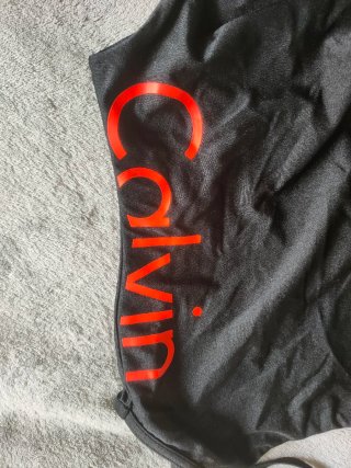 Traje de baño Calvin Klein negro y naranja