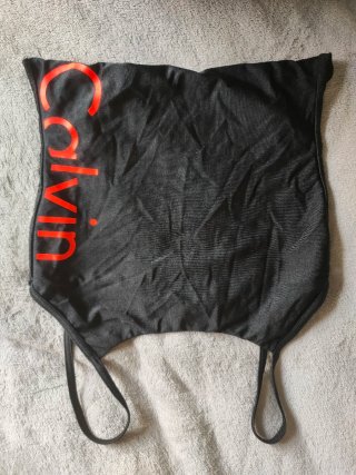 Traje de baño Calvin Klein negro y naranja