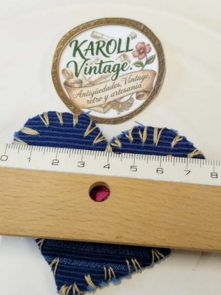 Broche corazón azul con flores