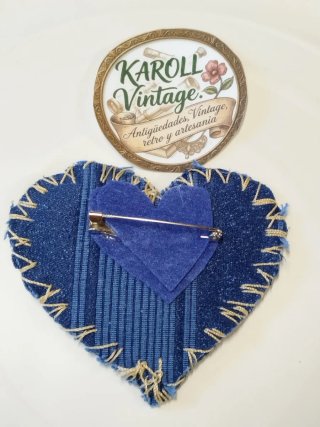 Broche corazón azul con flores