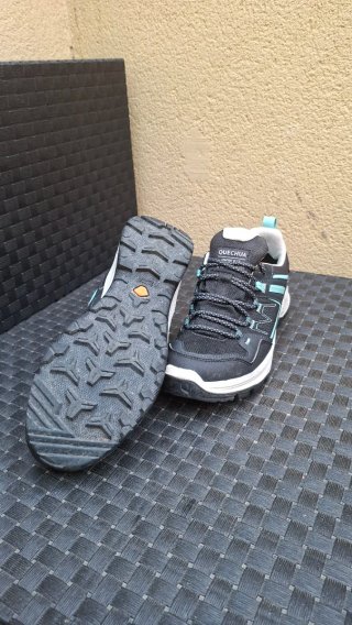 Zapatos de trekking Quechua impermeables.