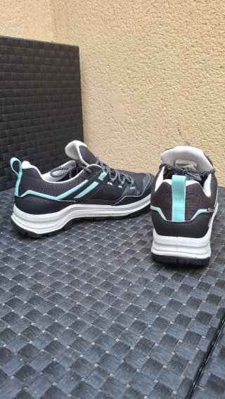 Zapatos de trekking Quechua impermeables.