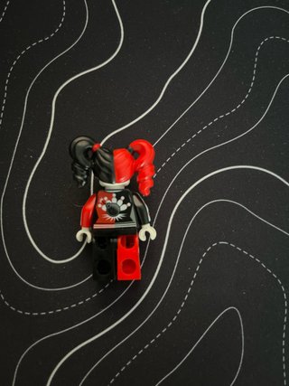 Minifigura Harley Quinn Revista