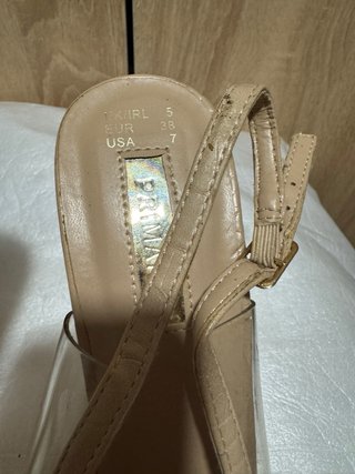 Zapatos nude de cóctel/fiesta con tacón fino.