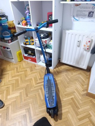 Patinete eléctrico infantil azul