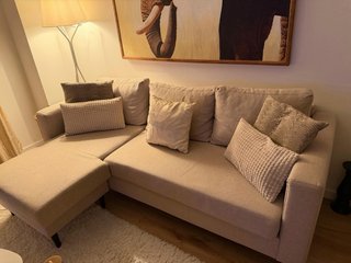 Sofá chaise longue beige casi nuevo solo 2 meses