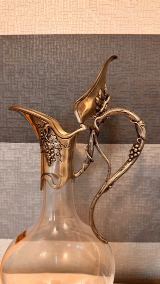 Decantador de vino cristal y estaño puro.