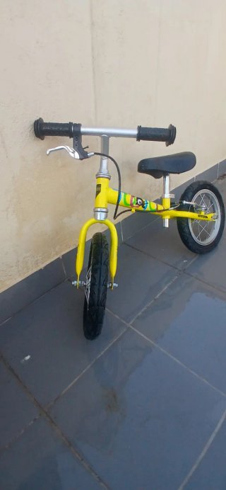 Bicicleta amarilla para niños como nueva