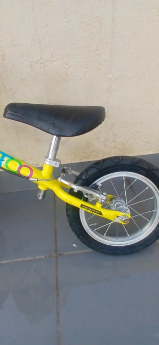 Bicicleta amarilla para niños como nueva