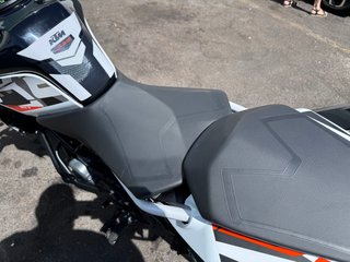 KTM 390 Duke Naranja y Blanca