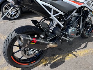 KTM 390 Duke Naranja y Blanca