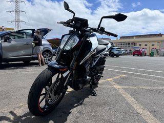 KTM 390 Duke Naranja y Blanca