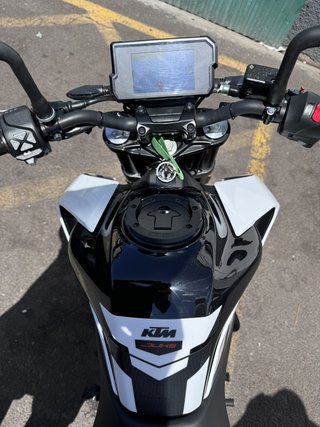 KTM 390 Duke Naranja y Blanca