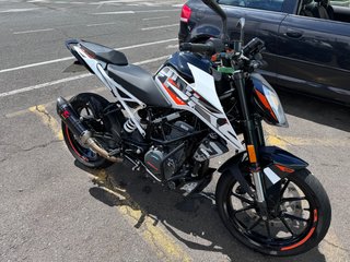 KTM 390 Duke Naranja y Blanca