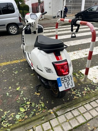 Vespa GTS 300 roja y blanca