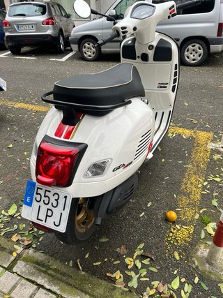 Vespa GTS 300 roja y blanca