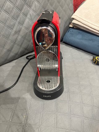 Cafetera Krups Roja + Cajón + Cápsulas